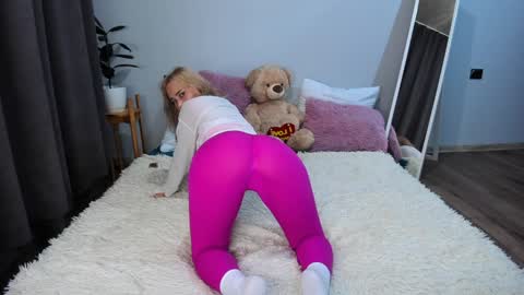 Snapshot of amymilson chatting on 19, 12, 2024 amymilson online show from 19, 12, 2024