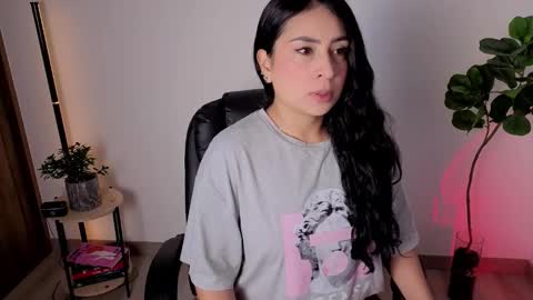 Snapshot of amyross1 chatting on 8, 11, 2025 Aleja online show from 8, 11, 2025