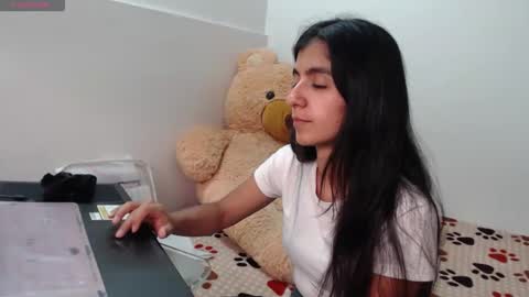 Anahi Browns online show from 5, 3, 2026