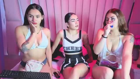 Snapshot of anales_deep_69 chatting on 24, 11, 2025 AbbyAndAntonela online show from 24, 11, 2025