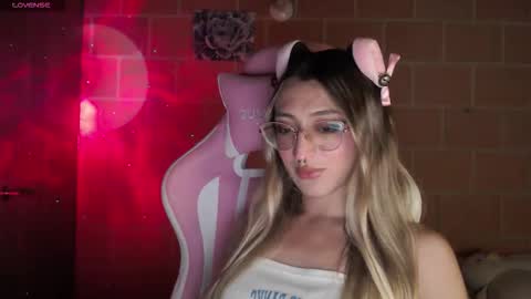 Snapshot of andrea_camila chatting on 9, 9, 2025 Andrea  online show from 9, 9, 2025