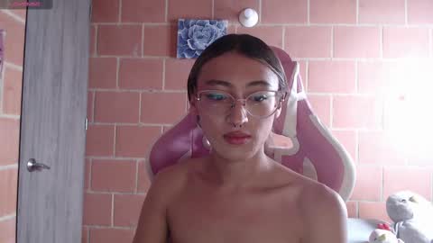 Snapshot of andrea_camila chatting on 28, 9, 2025 Andrea  online show from 28, 9, 2025