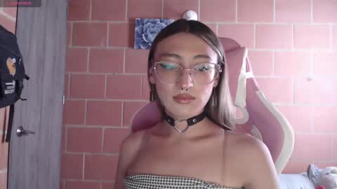 Snapshot of andrea_camila chatting on 1, 10, 2025 Andrea  online show from 1, 10, 2025