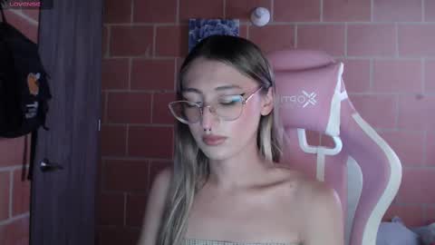 Snapshot of andrea_camila chatting on 9, 10, 2025 Andrea  online show from 9, 10, 2025