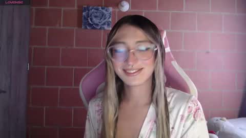 Snapshot of andrea_camila chatting on 10, 10, 2025 Andrea  online show from 10, 10, 2025