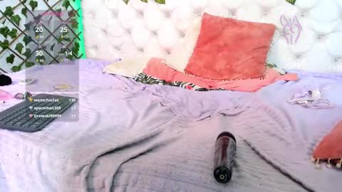 Naomi Andrea Daviss online show from 31, 12, 2024