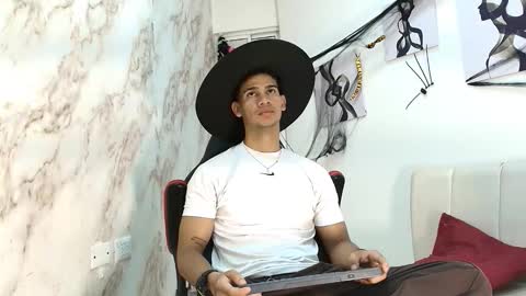 Snapshot of andres_stud chatting on 20, 10, 2025 andres_stud online show from 20, 10, 2025