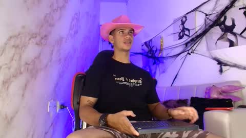 Snapshot of andres_stud chatting on 27, 10, 2025 andres_stud online show from 27, 10, 2025