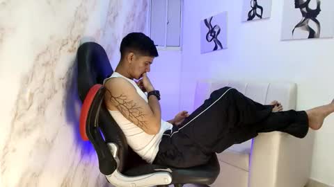 Snapshot of andres_stud chatting on 13, 11, 2025 andres_stud online show from 13, 11, 2025