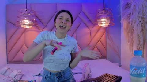 Snapshot of angelaa_cute chatting on 1, 2, 2025 ANGELA online show from 1, 2, 2025