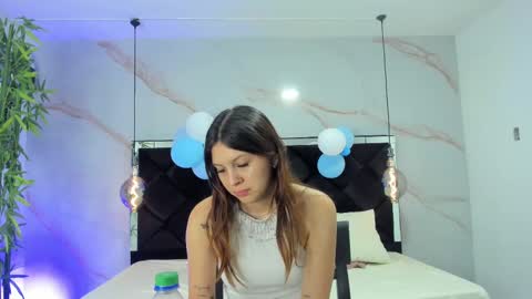 Snapshot of angelaa_cute chatting on 4, 10, 2025 ANGELA online show from 4, 10, 2025