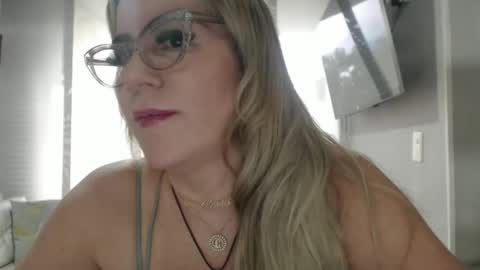 Snapshot of angelinna_12 chatting on 2, 10, 2025 angelinna_12 online show from 2, 10, 2025