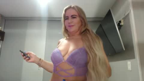 Snapshot of angelinna_12 chatting on 6, 10, 2025 angelinna_12 online show from 6, 10, 2025