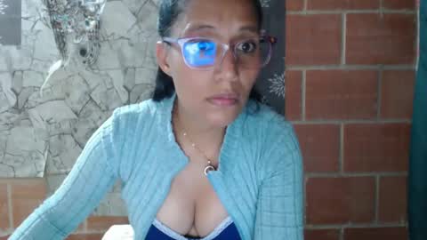Snapshot of angelitaa_hot chatting on 2, 2, 2025 angela online show from 2, 2, 2025