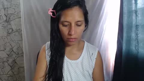 Snapshot of angelitaa_hot chatting on 8, 10, 2025 angela online show from 8, 10, 2025