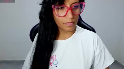 Snapshot of angelitaa_hot chatting on 19, 7, 2026 angela online show from 19, 7, 2026