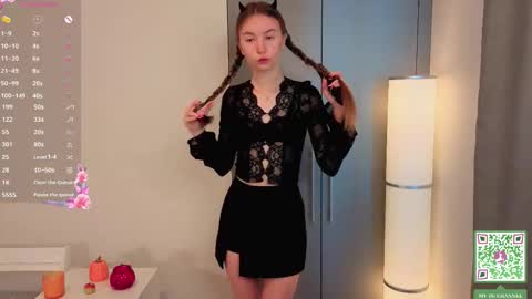 Snapshot of annamarie_foryou chatting on 5, 10, 2025 Holly Molly Im Polly online show from 5, 10, 2025