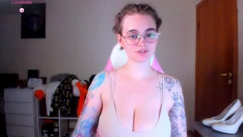 Snapshot of annaroading chatting on 12, 10, 2025 AnnaRoading online show from 12, 10, 2025