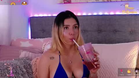 Snapshot of anntonellalee chatting on 25, 10, 2025 Antonella Lee online show from 25, 10, 2025