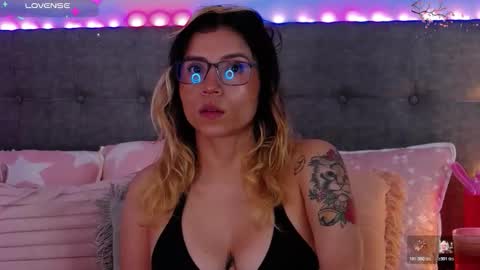 Snapshot of anntonellalee chatting on 15, 12, 2025 Antonella Lee online show from 15, 12, 2025