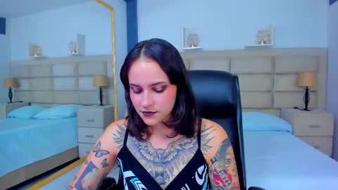 Snapshot of annythomsonn chatting on 26, 10, 2025 AnnyT online show from 26, 10, 2025