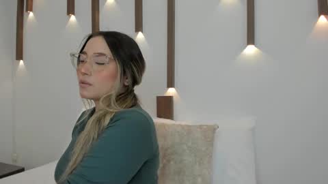 A N T O N E L L A  online show from 27, 1, 2025