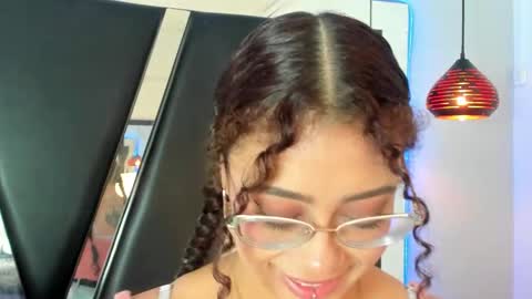 A N T O N E L L E  online show from 5, 3, 2025