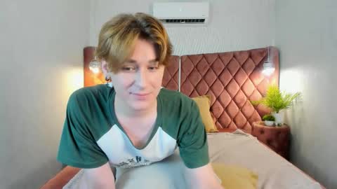 Snapshot of antonylewis chatting on 12, 11, 2025 YummyTony online show from 12, 11, 2025