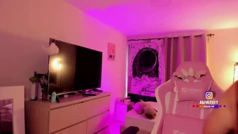   Independent model  online show from 8, 11, 2025