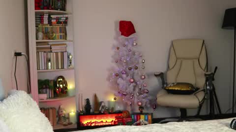 Snapshot of aprilinalba chatting on 2, 12, 2025 ALEKSANDRA POLYAKOVA online show from 2, 12, 2025