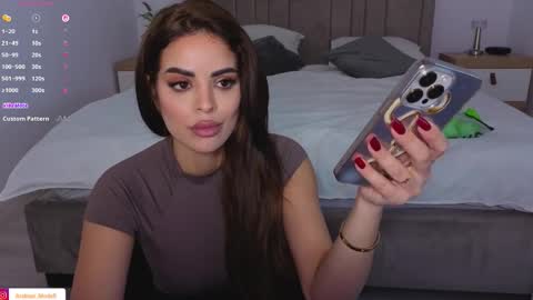 Snapshot of arabian_beautyy chatting on 8, 11, 2025 IsaBella online show from 8, 11, 2025