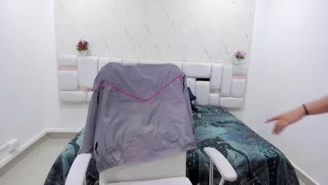 Snapshot of aradia_kiss chatting on 12, 10, 2025 aradia_kiss online show from 12, 10, 2025