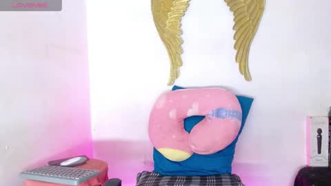 Sofia thomson online show from 5, 4, 2026