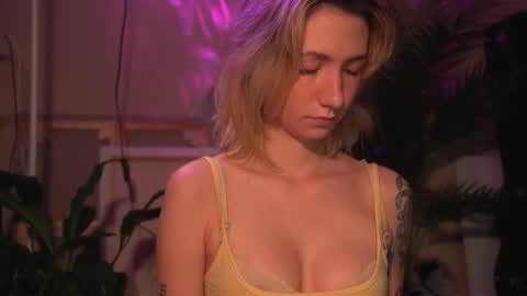 Snapshot of arianna_richi chatting on 24, 10, 2025 Olivka online show from 24, 10, 2025