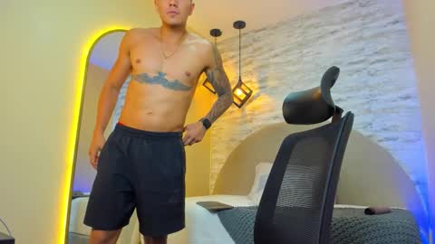 Snapshot of aron_bolt chatting on 4, 11, 2025 ARON BOLT online show from 4, 11, 2025