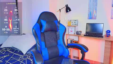 Snapshot of arontroy_wi chatting on 16, 12, 2025 noah and ivy online show from 16, 12, 2025