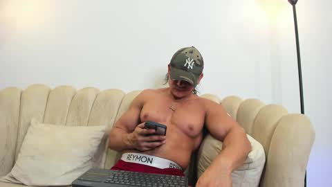 Snapshot of aroon_connor chatting on 2, 10, 2025   online show from 2, 10, 2025