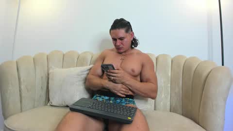 Snapshot of aroon_connor chatting on 7, 10, 2025   online show from 7, 10, 2025
