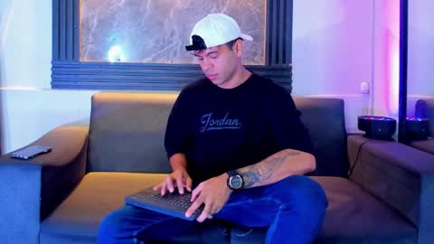 Aroon   online show from 8, 11, 2025