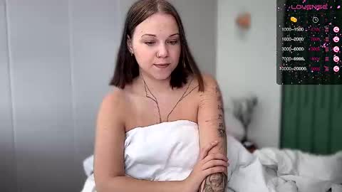 Snapshot of arya_stark7 chatting on 17, 10, 2025 Arya brunett and Cassie blond online show from 17, 10, 2025