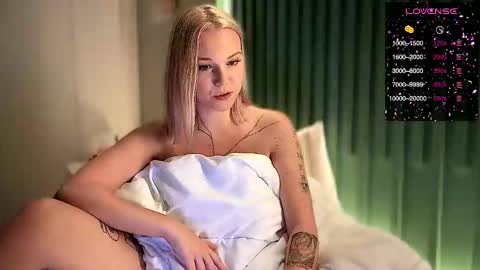 Arya brunett and Cassie blond online show from 15, 1, 2026