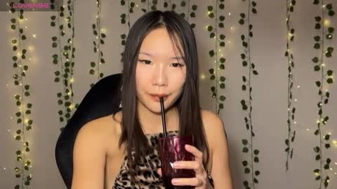 Snapshot of asian_vi chatting on 12, 10, 2025 My name Vi online show from 12, 10, 2025