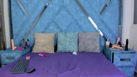 Monii Yi online show from 18, 11, 2025