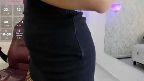 Aura sanders online show from 6, 4, 2026