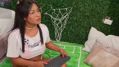 aurora_cruz online show from 12, 6, 2026