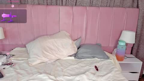 aurora_divine online show from 4, 1, 2025