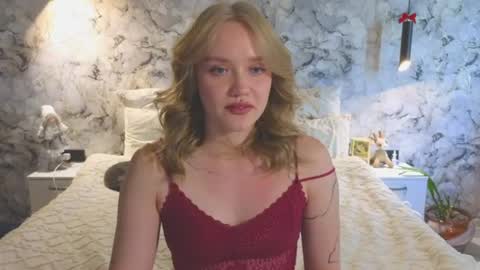 Snapshot of aurora_golden chatting on 4, 7, 2026 Kate online show from 4, 7, 2026