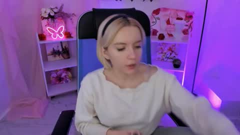 aurorawrenfield online show from 12, 11, 2025