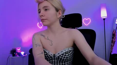 aurorawrenfield online show from 17, 4, 2026