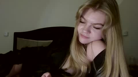 AuroraXRoses online show from 6, 11, 2025